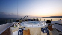 CLOUD 9  Jaccuzi
